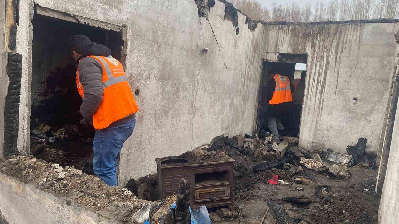 Ağrı Patnos’ta Evi Yanan Aileye Dernekten Destek Ulaştı