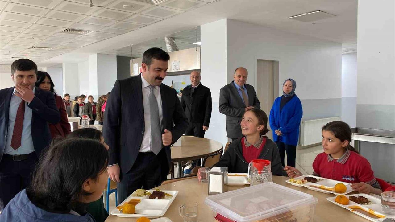 Arpaçay'da Kaymakam Akköz, Öğrencilerle Öğle Yemeği Yedi