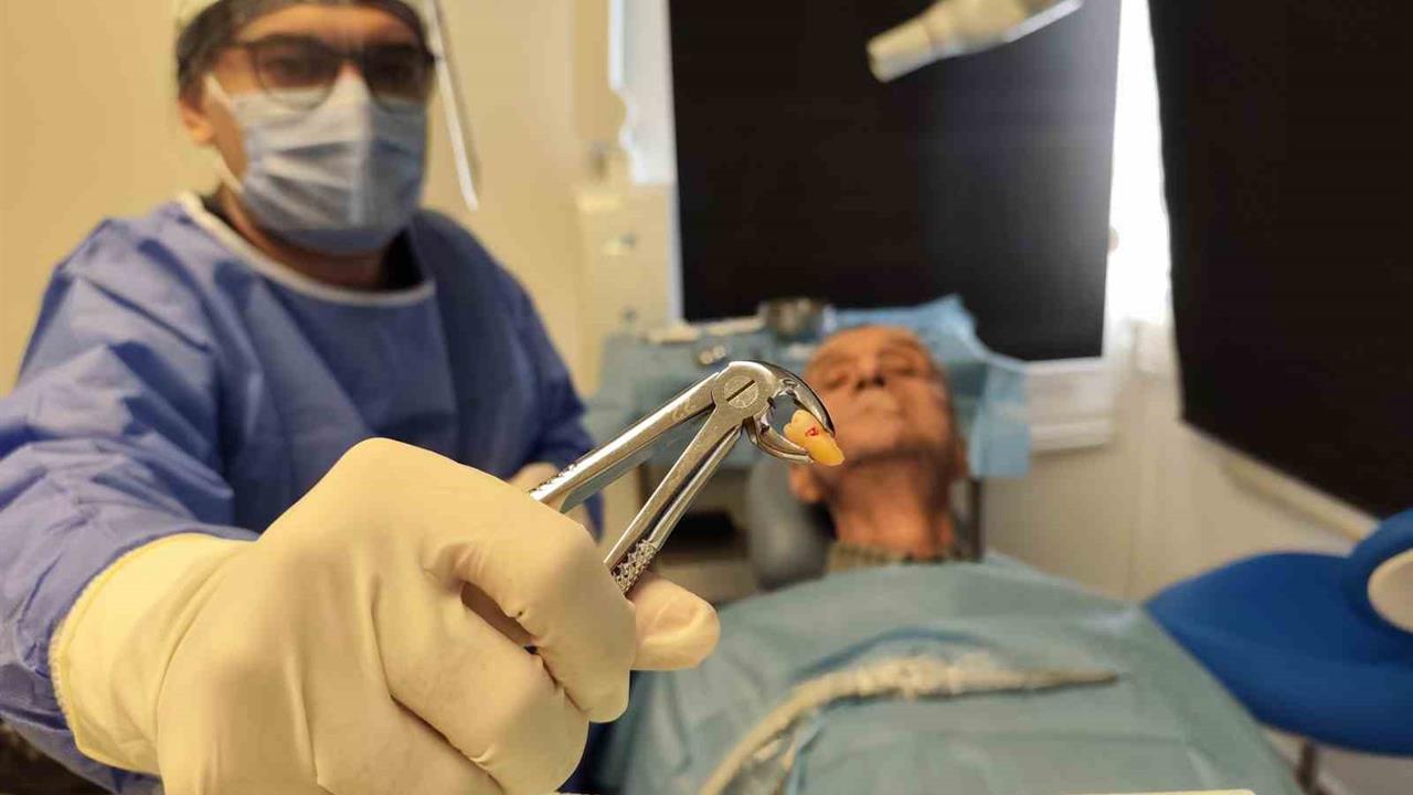 Manisa'da 83 Yaşındaki Aydın Besen'in Gömülü Dişi Ortaya Çıktı