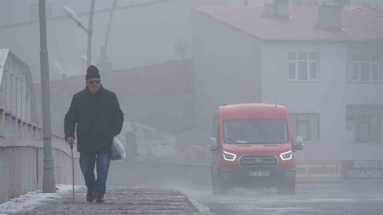 Ardahan'da Sabah Saatlerinde Yoğun Sis Görüş Mesafesini Düşürdü