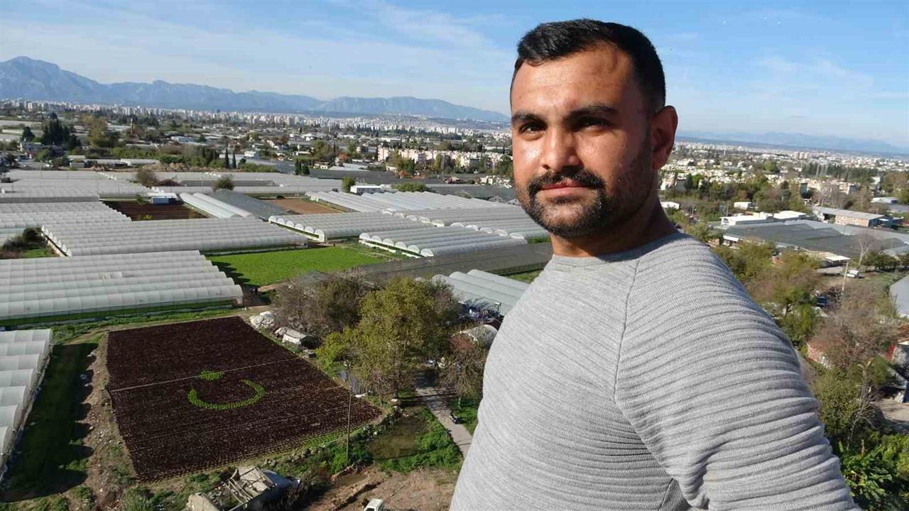 Antalya'da Çiftçiler, 1,5 Dönümlük Tarlada 13 Bin Marul ile Bayrak Deseni Yaptı