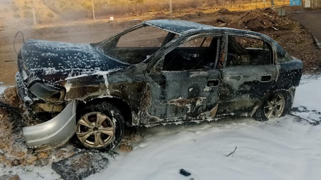 Kahramanmaraş Dulkadiroğlu'nda Yangın Nedeniyle Otomobil Hurdaya Döndü