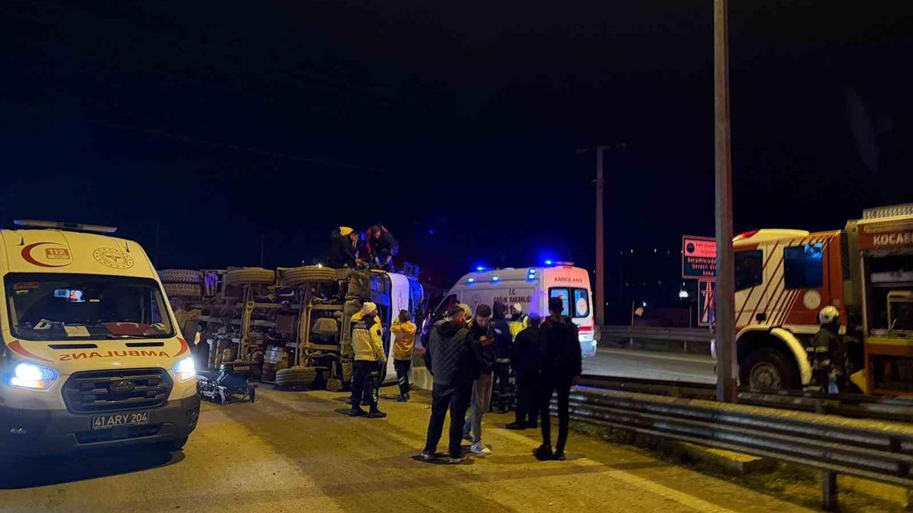 Kocaeli'nde Kuzey Marmara Otoyolu'nda beton mikserinin devrilmesi sonucu 2 kişi yaralandı.