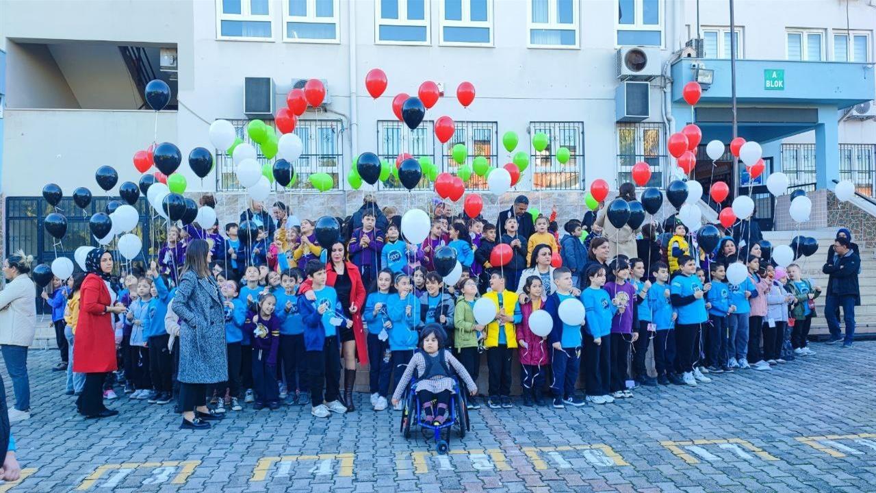 Adana'da Öğrenciler, Gazzeli Çocuklar İçin Balon Bıraktı