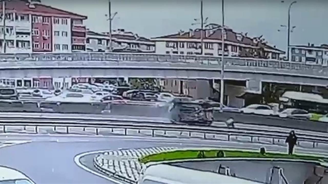 Kocaeli İzmit'te Beton Bariyere Çarpan Otomobilin Kazasında Sürücü Ağır Yaralandı