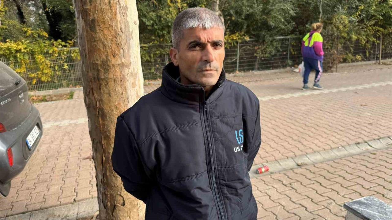Kocaeli Darıca'da Temizlik Görevlisi İbrahim Ada, Sokakta Bulduğu 60 Bin Doları Polise Teslim Etti