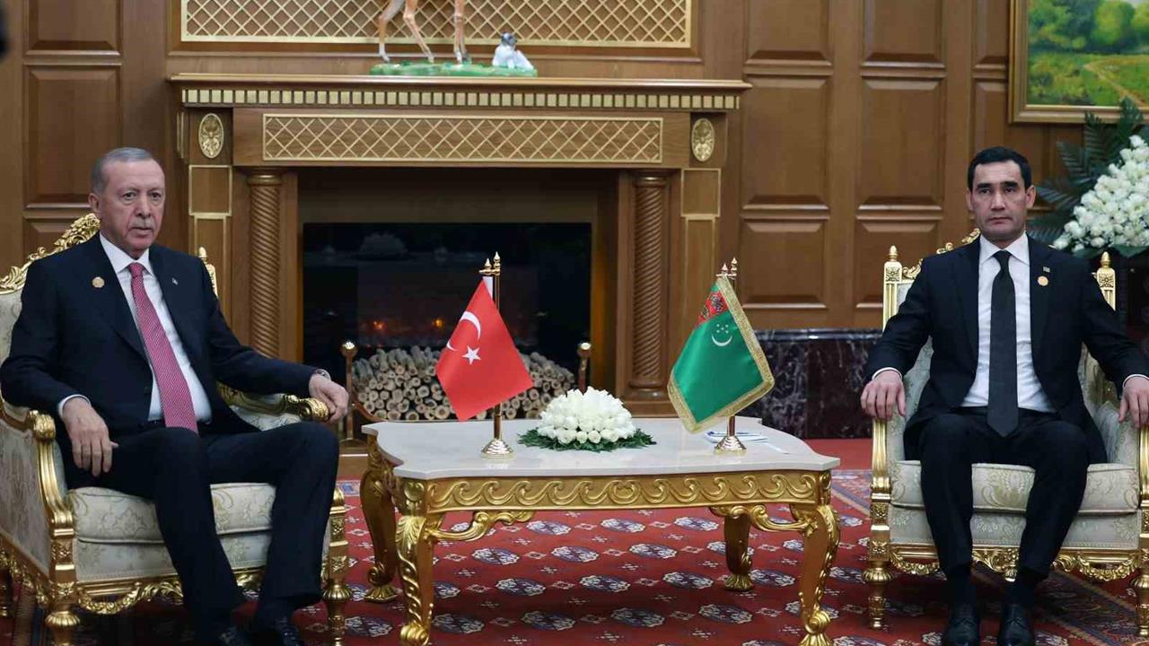 Cumhurbaşkanı Erdoğan, Aşkabat'ta Türkmenistan Devlet Başkanı ile Buluştu