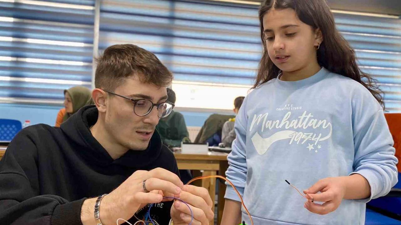 Muş Merkez'deki Gençlik Merkezinde İleri Robotik Eğitimleri Sürüyor