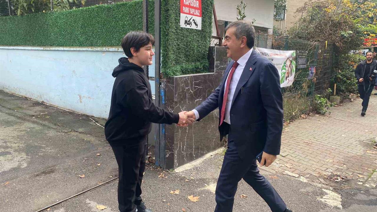 İstanbul'da 8. Sınıf Öğrencisinin Davetine Bakan Tekin Cevap Verdi
