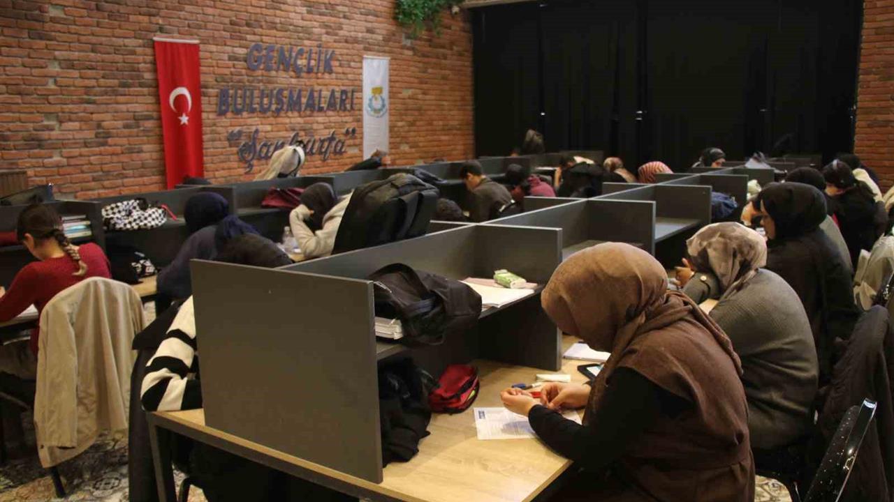 Haliliye'de Sınavlara Hazırlanan Öğrencilere Eğitim Desteği Sağlanıyor.