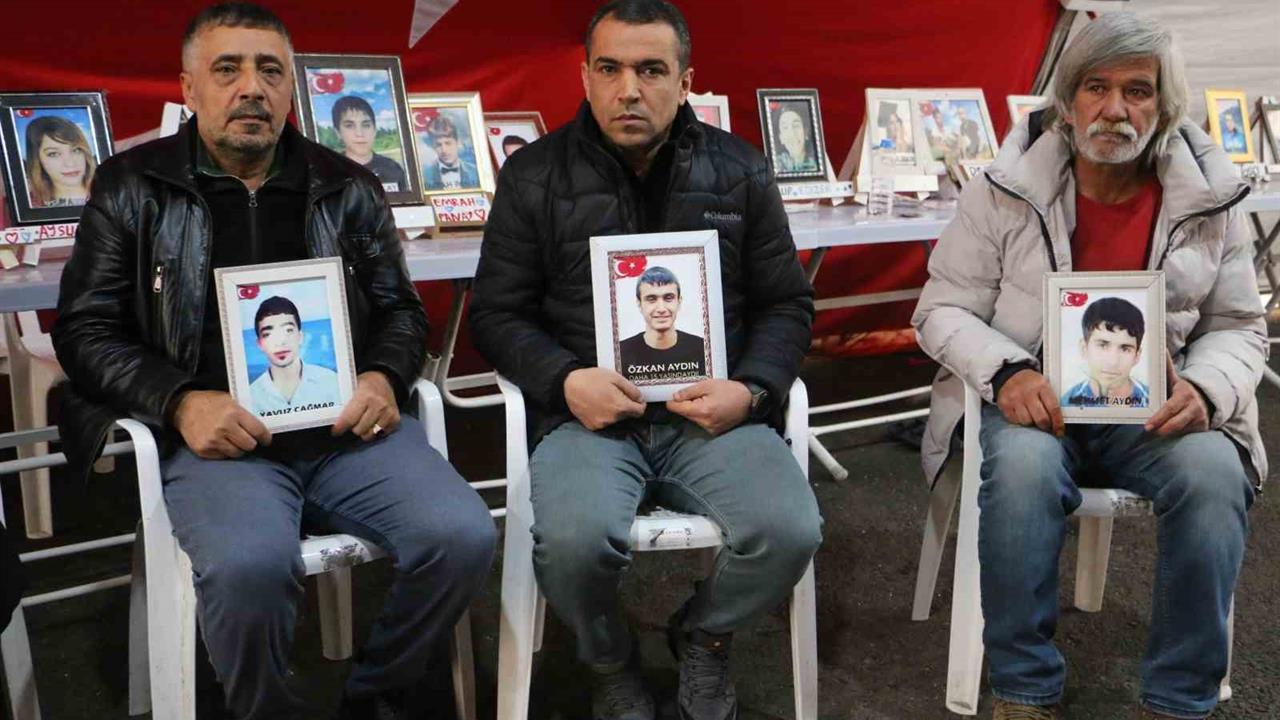 Diyarbakır'da Eski HDP İl Başkanlığı Önünde Anneler Heyetle Görüşmek İstiyor