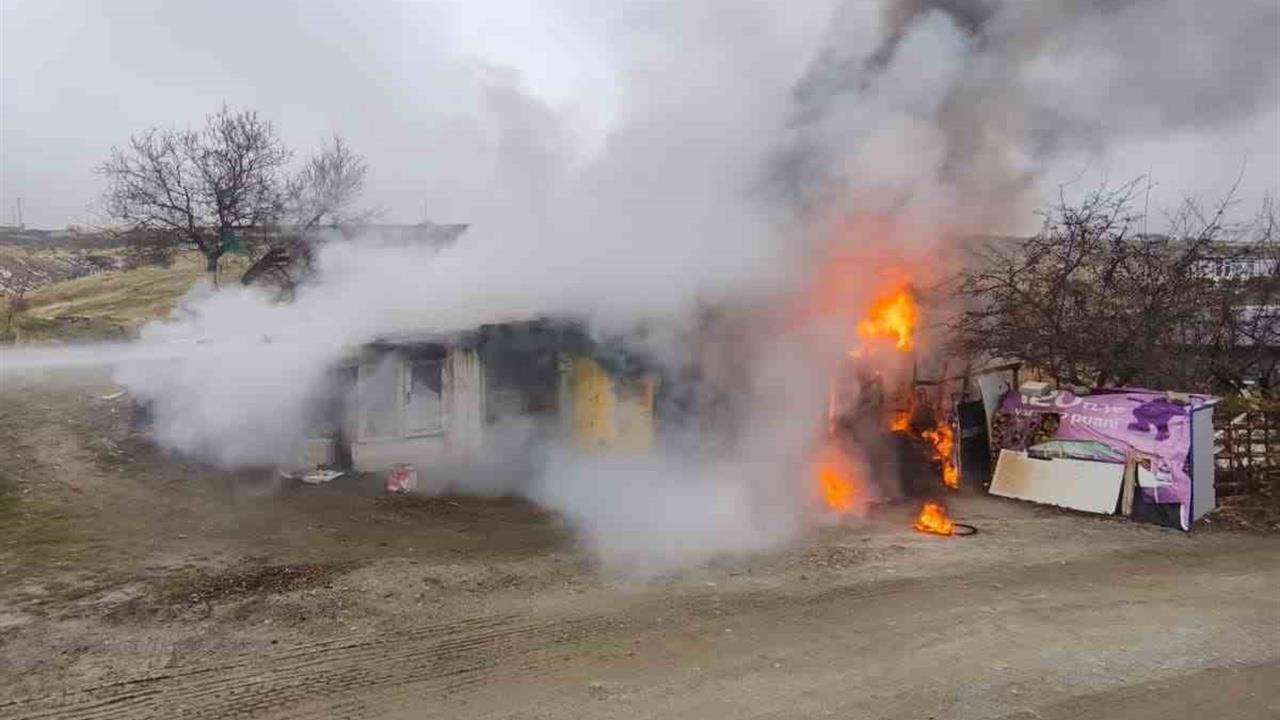 Elazığ Merkez'de Odunluk Deposunda Çıkan Yangın İtfaiye Tarafından Söndürüldü