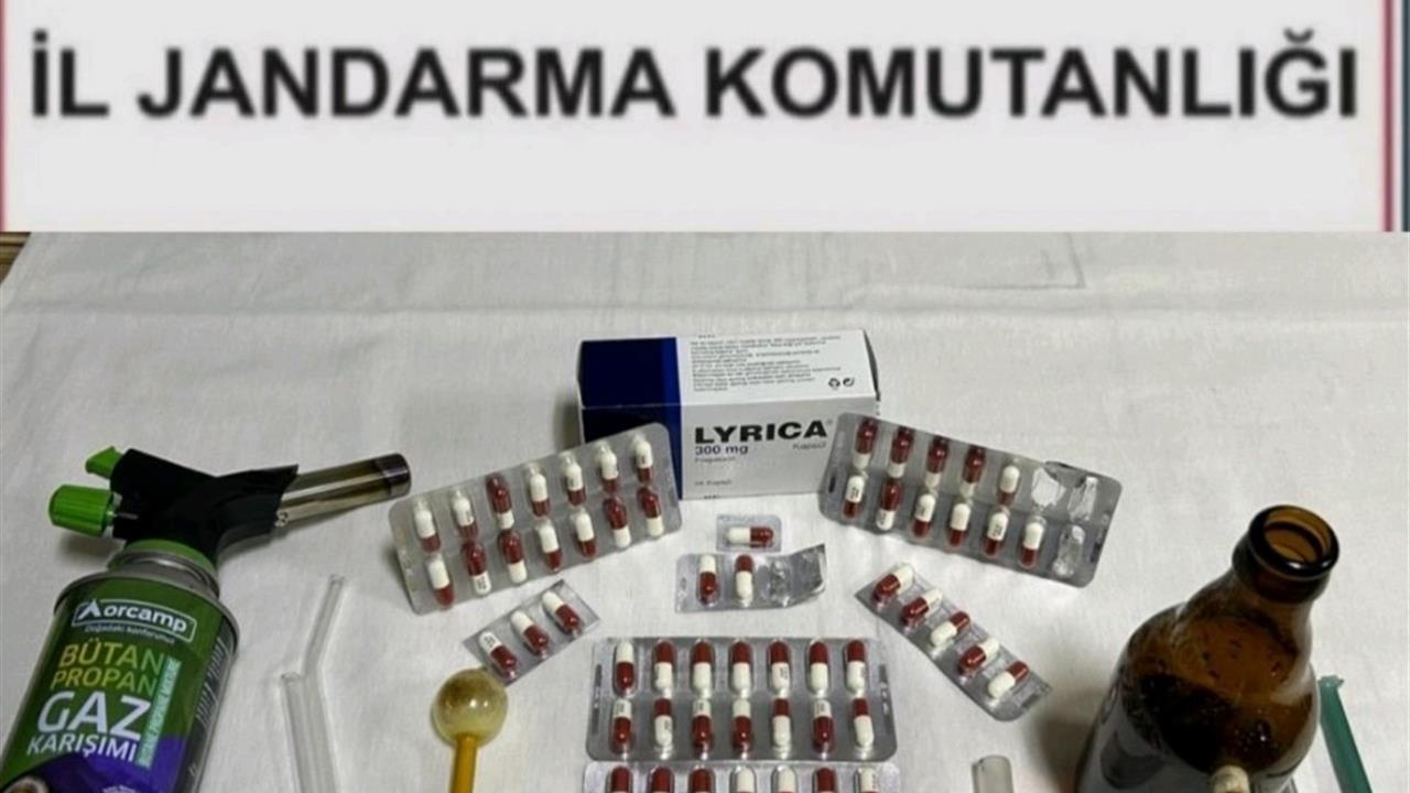 Kırşehir Merkez'de Jandarma Yol Kontrolüyle Uyuşturucu Hap Buldu