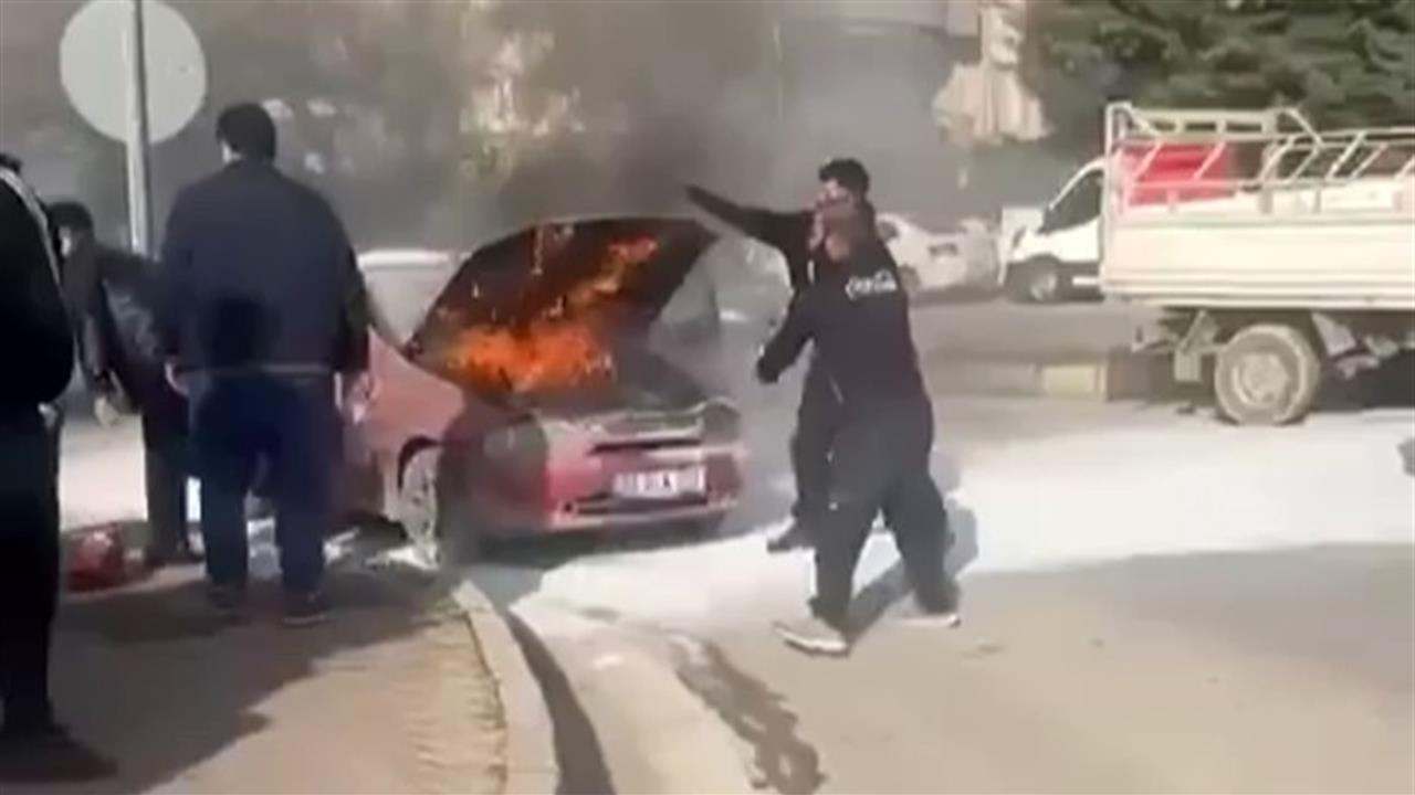 Gaziantep Şehitkamil'de Seyir Halindeyken Yangın Çıkan Otomobili Vatandaşlar Söndürdü