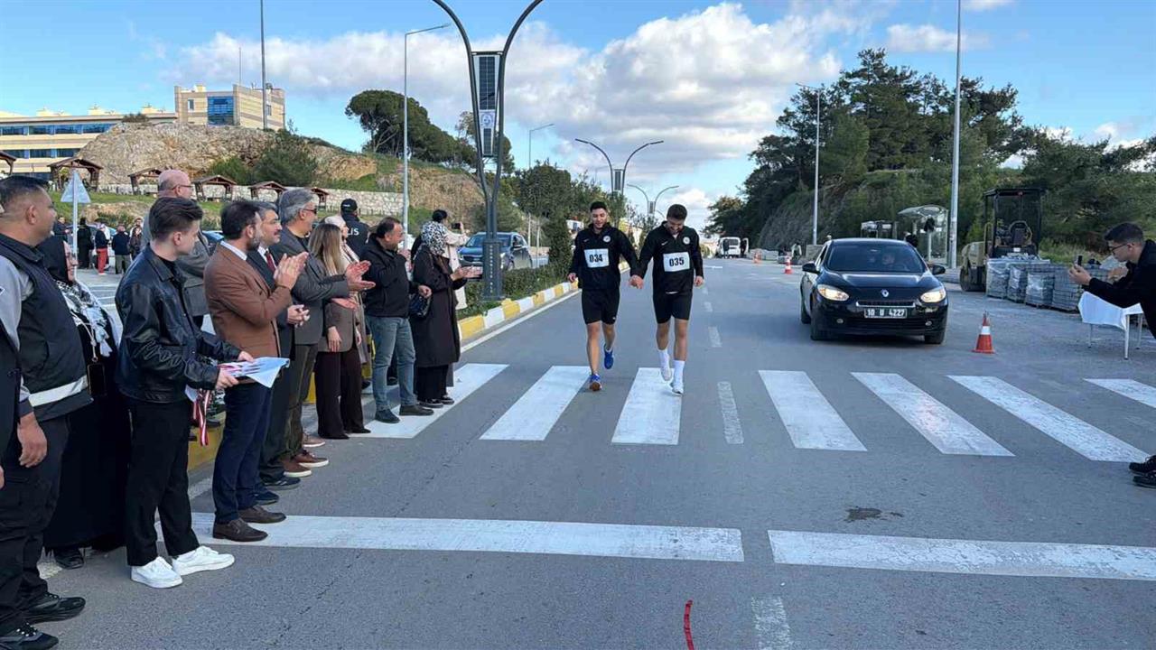 Balıkesir Üniversitesi'nde Gazze için düzenlenen koşuya birçok öğrenci katıldı.