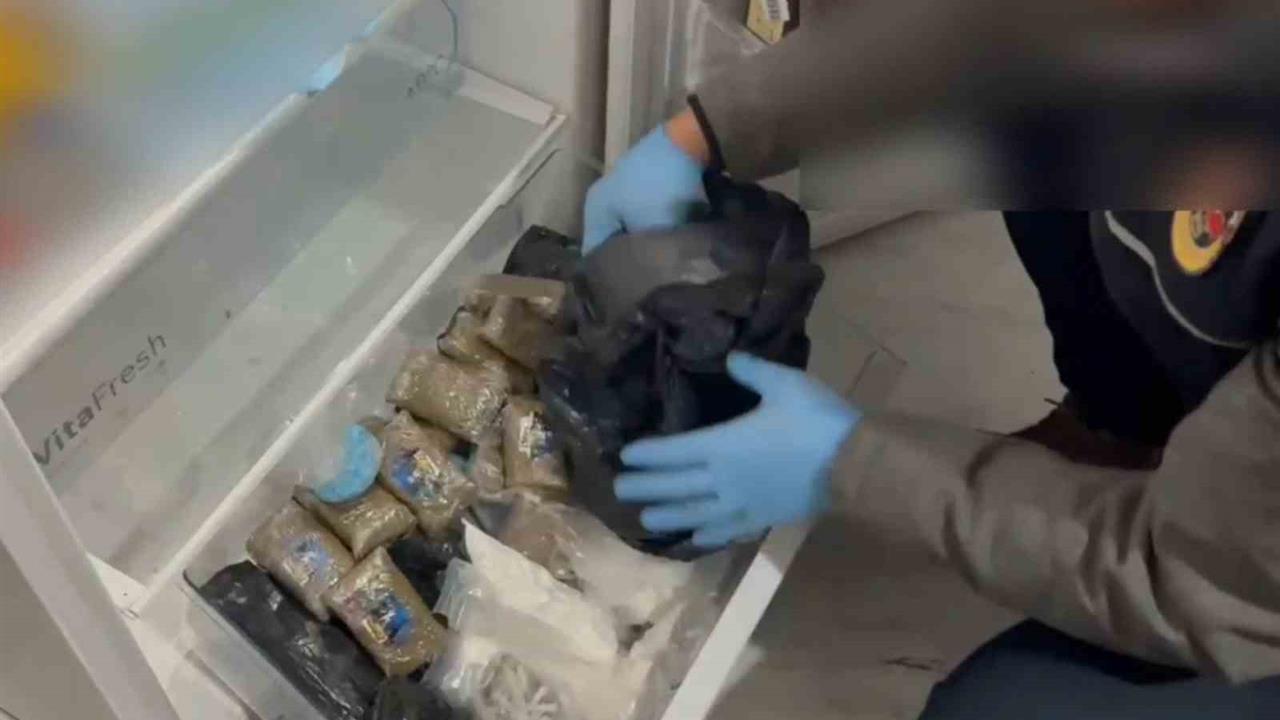 Aksaray'da Jandarma, Buzdolabında Uyuşturucu ve Gardıroptan Tabanca Buldu