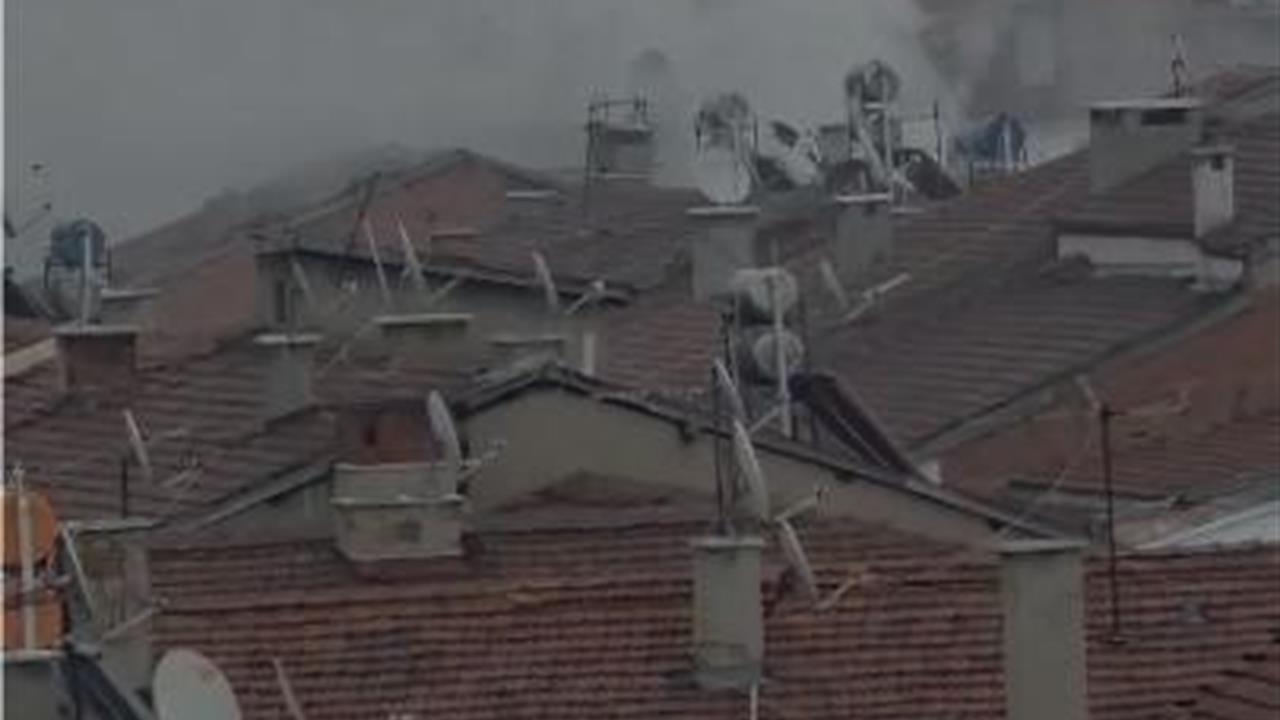 Elazığ Merkez'deki Metruk Binada Çıkan Yangın İtfaiye Ekipleri Tarafından Söndürüldü