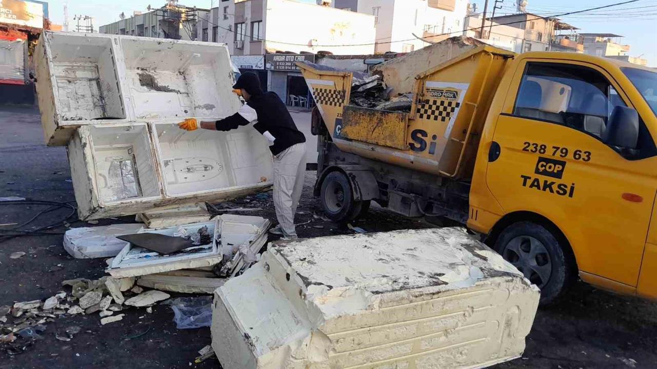 Mersin Akdeniz'de Mobilya ve Hurda Atıkların Temizliği Devam Ediyor