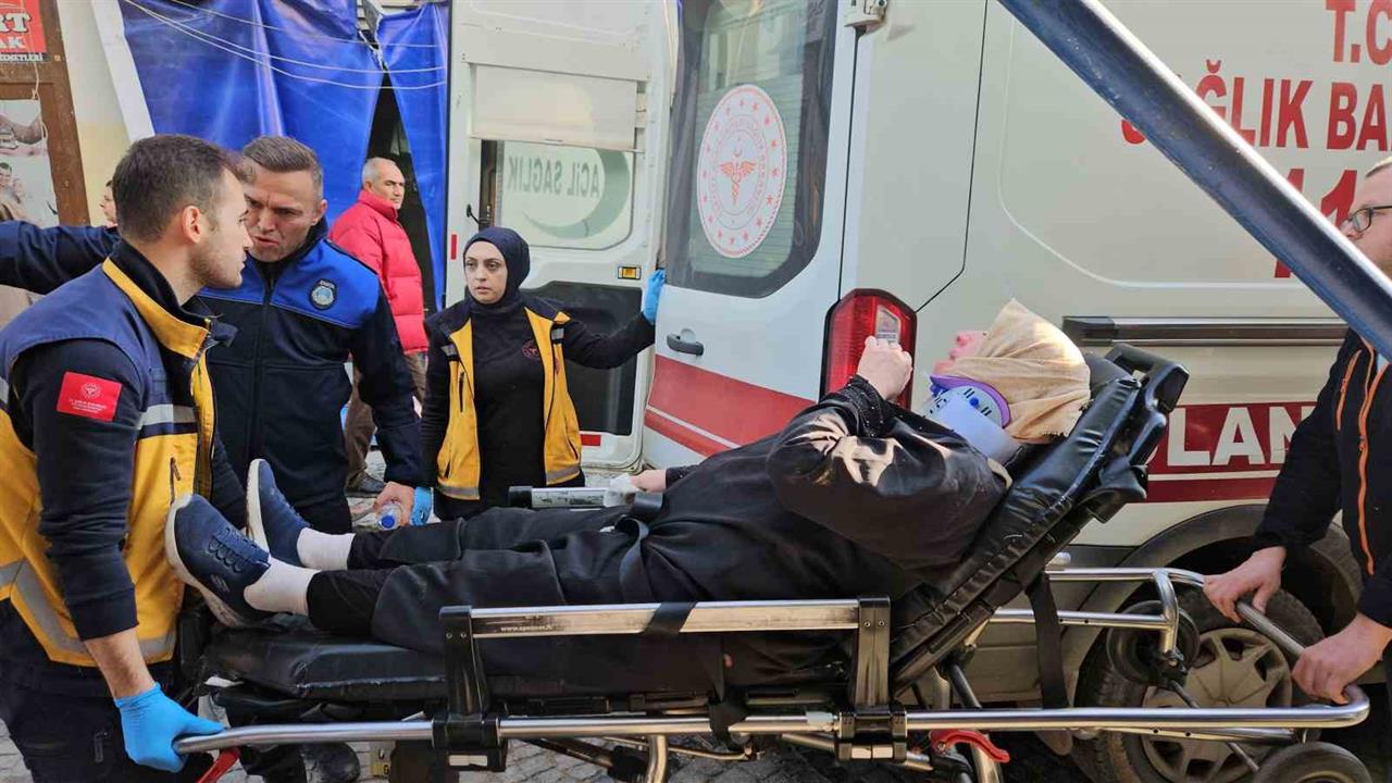 Edirne'de Bozuk Zemin Nedeniyle Düşen Kadın Hastaneye Kaldırıldı
