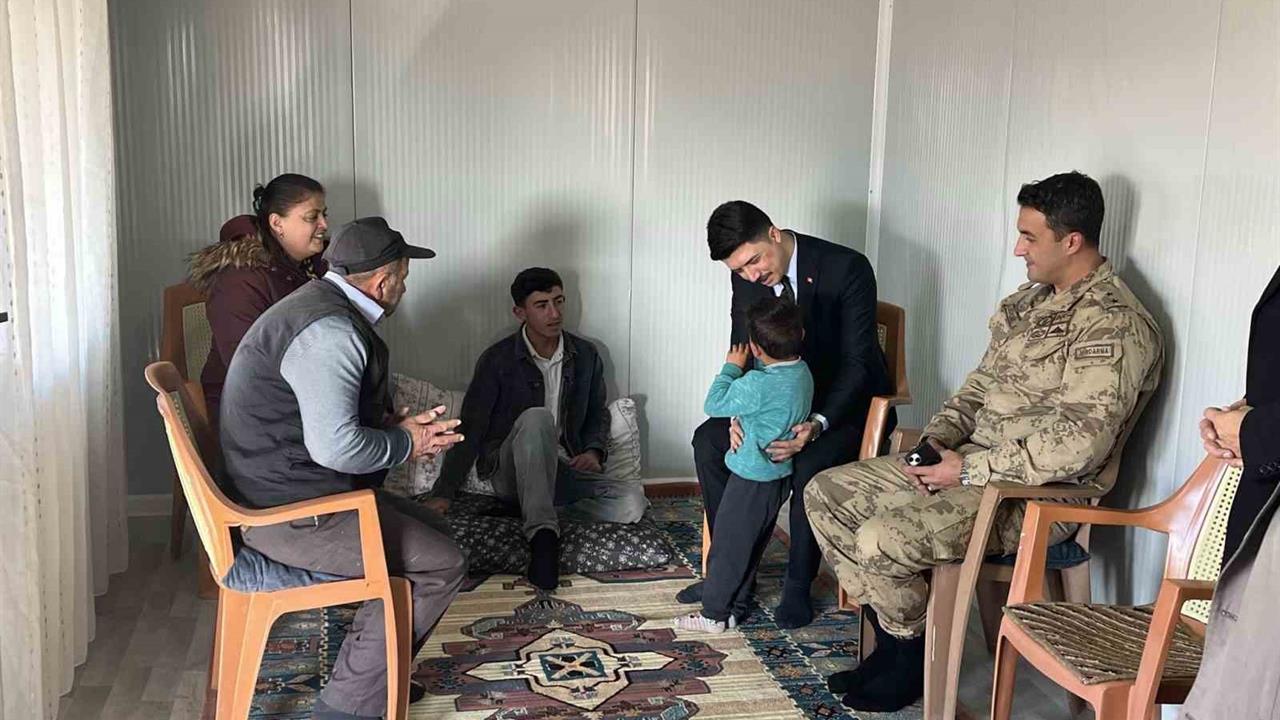 Kars Digor'da Kaymakam Kahraman, Köylülerle İhtiyaçları Görüşüyor