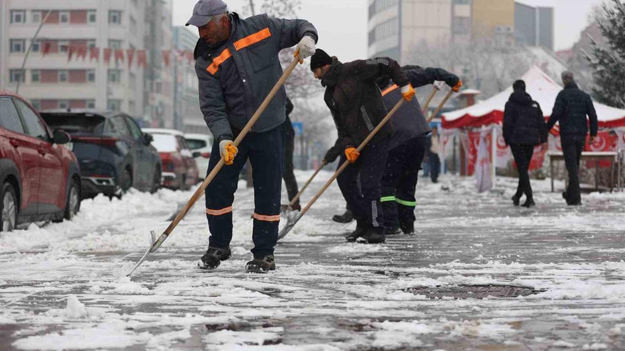 Erzurum Büyükşehir Belediyesi, Karla Mücadele Çalışmalarını Sürekli Sürdürüyor