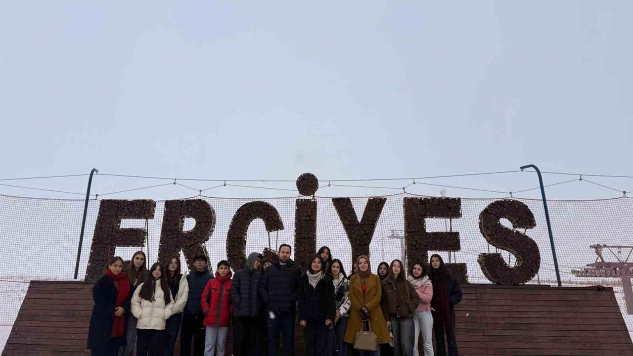 Kayseri'de Erciyes'te Öğrencilere Özel Uluslararası Dağlar Günü Etkinliği Düzenlendi