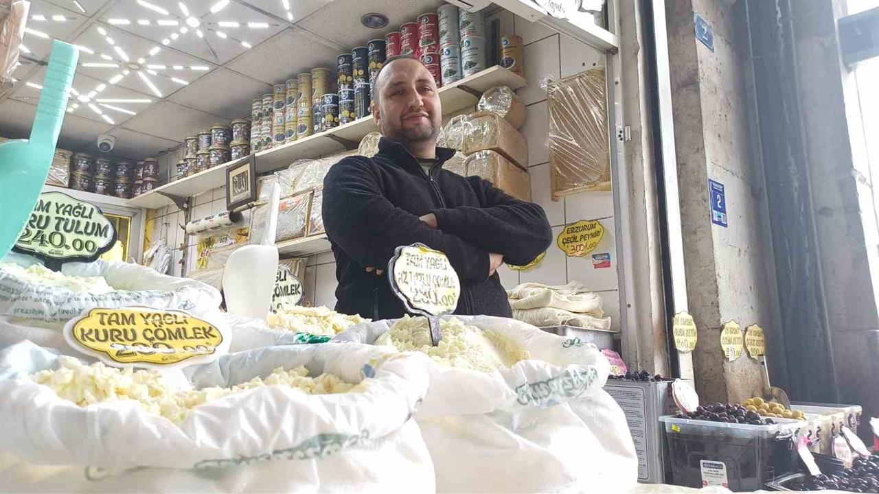Kayseri'de Peynirci Mehmet Denk, Kaliteli Peynirin Özelliklerini Anlattı