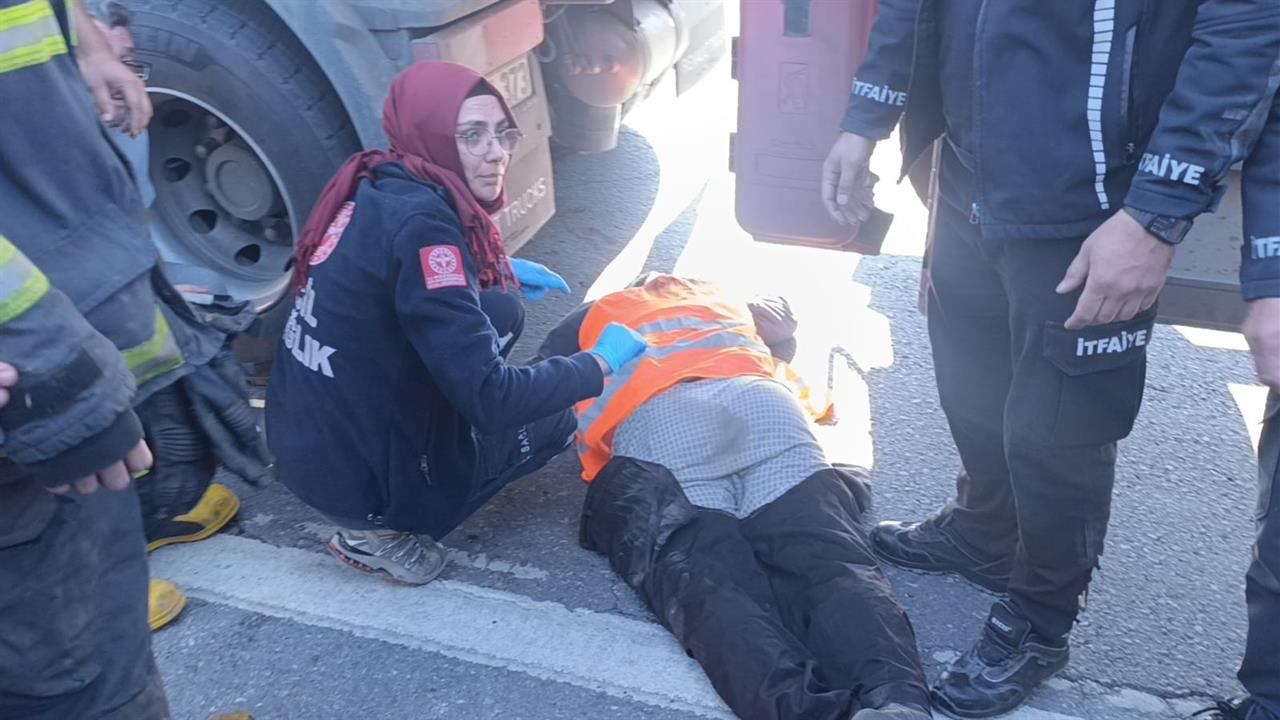 Antalya Manavgat'ta D-400 Karayolu'nda Tırın Altında Kalan Karayolları İşçisi Hayatını Kaybetti