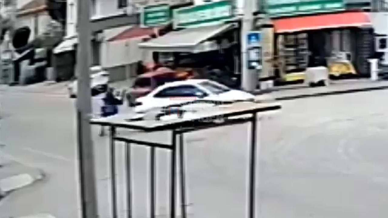 Mezitli Kuyuluk'ta Kaza Kamerada: Dönüş Yapan Araca Motosiklet Çarptı!