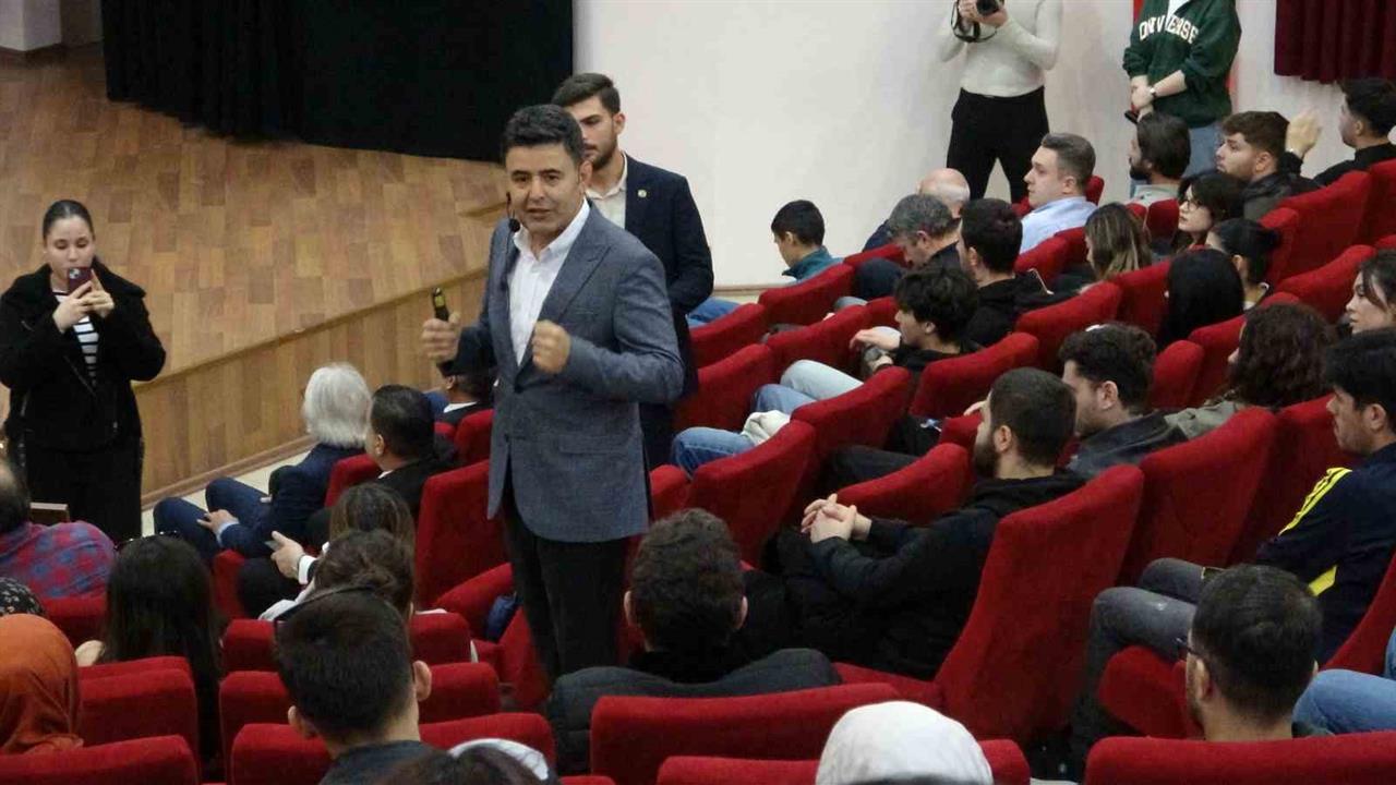 Çanakkale'de Ulaştırma ve Altyapı Bakan Yardımcısı Osman Boyraz, Gençlerle Bir Araya Geldi