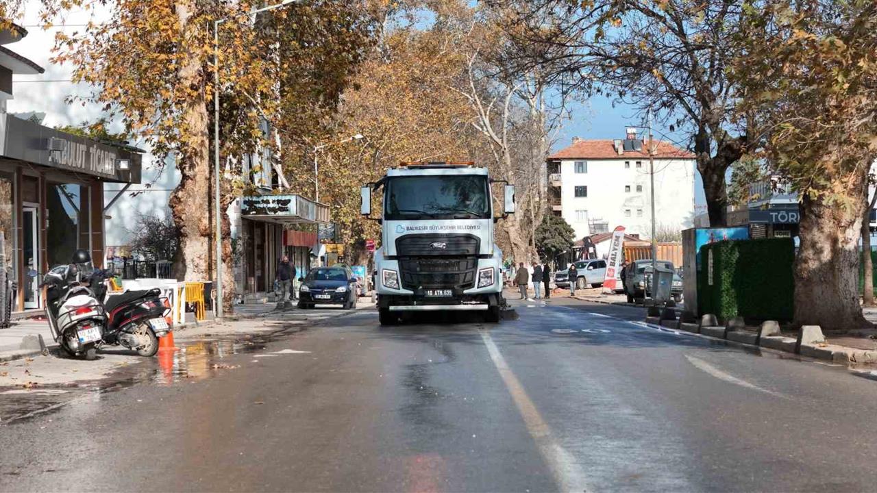 Balıkesir Sındırgı'da Deprem Sonrası Yıkım ve Temizlik Çalışmaları Sürüyor
