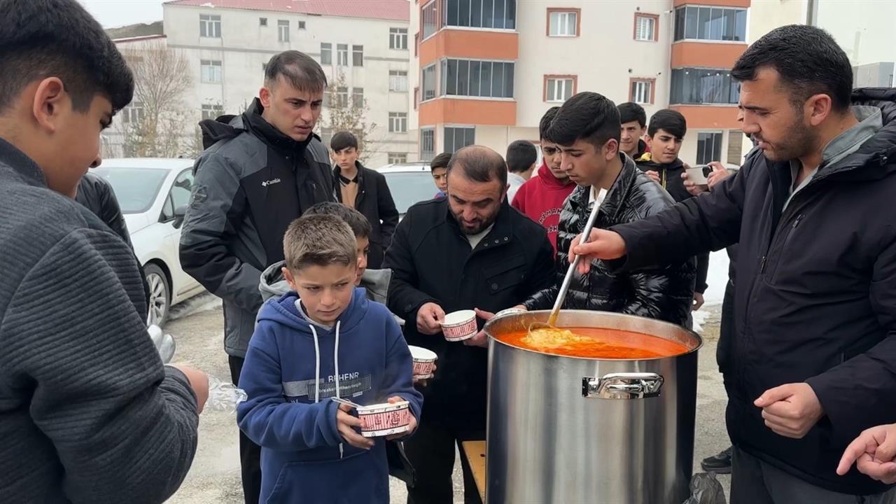 Hakkari Yüksekova'da Cuma Namazı Sonrası Yöresel Keledoş İkramı Gerçekleştirildi