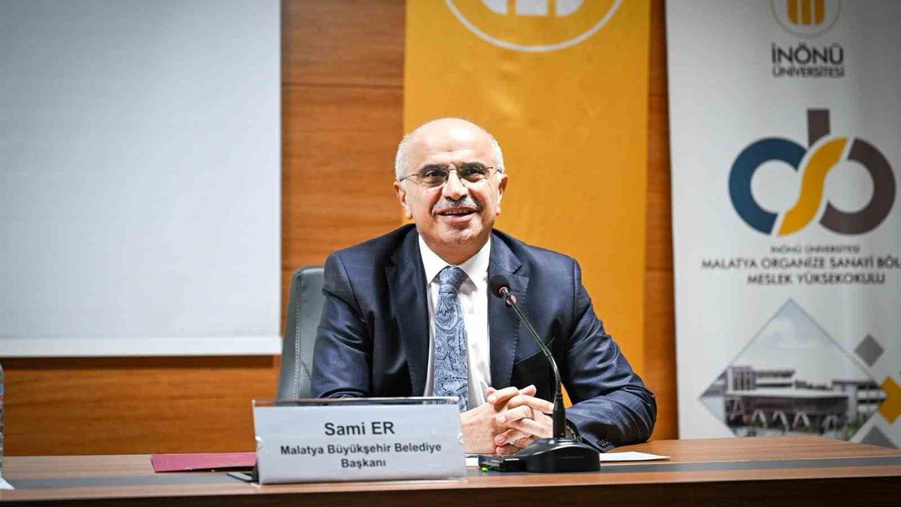 Malatya'da Başkan Er, Üniversite Öğrencileriyle Bir Araya Gelerek Şehrin Yeniden Yapılanmasını Anlattı