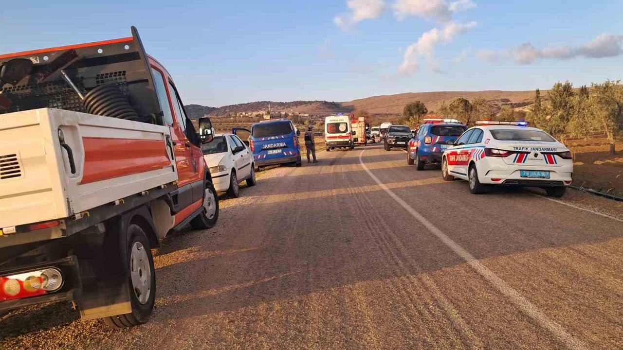 Kilis Polateli'nde İki Araç Kafa Kafaya Çarpıştı, 3 Yaralı Var
