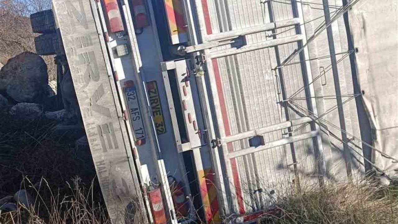 Isparta Eğirdir'de Kontrolden Çıkan Kamyon Şarampole Devrildi ve Sürücü Yaralandı