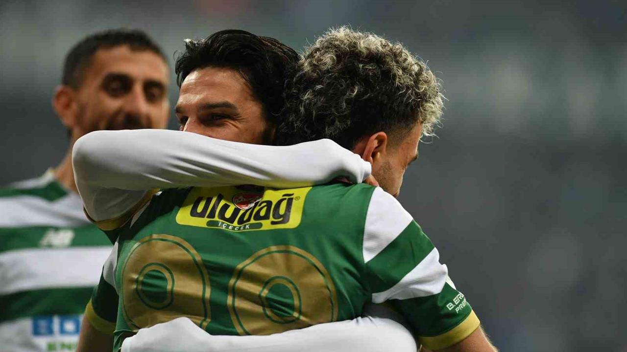 Bursa'da Bursaspor, Ankara Demirspor'u 4-0 Mağlup Etti