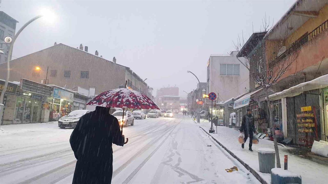 Van Başkale'de Akşam Saatlerinde Başlayan Kar Yağışı Sürücüleri Zorladı