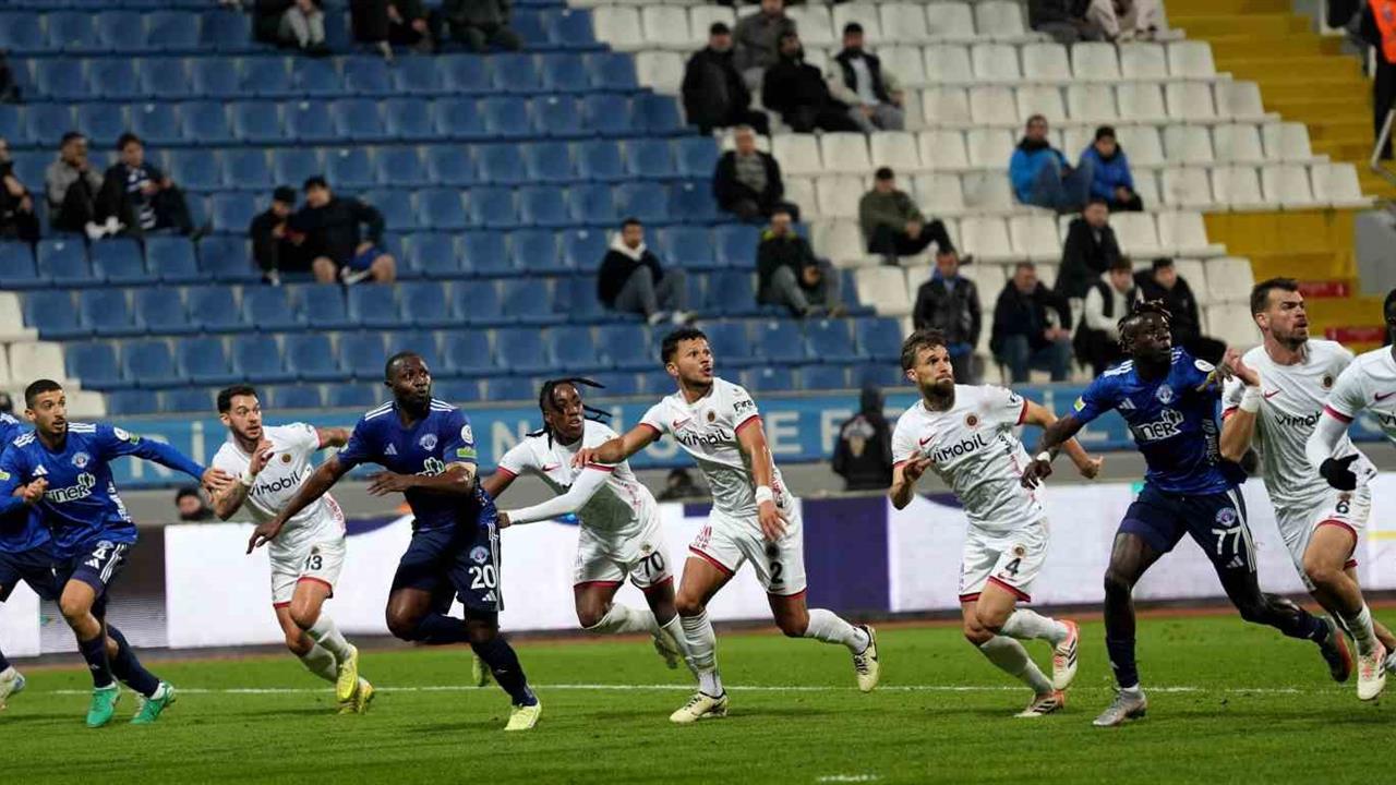 İstanbul Kasımpaşa'da Kasımpaşa ile Gençlerbirliği Maçı 0-0 Bitti