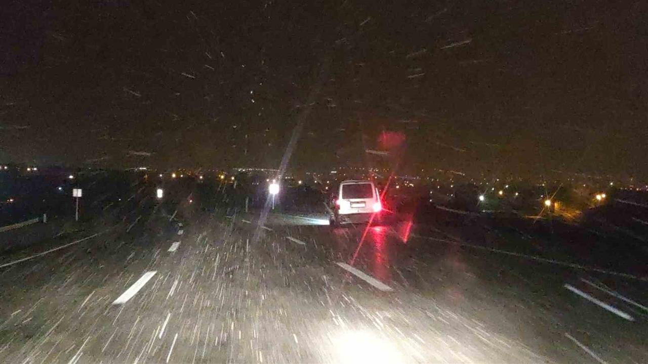 Van-Bahçesaray Yolundaki Karabet Geçidi Yoğun Kar Nedeniyle Kapatıldı