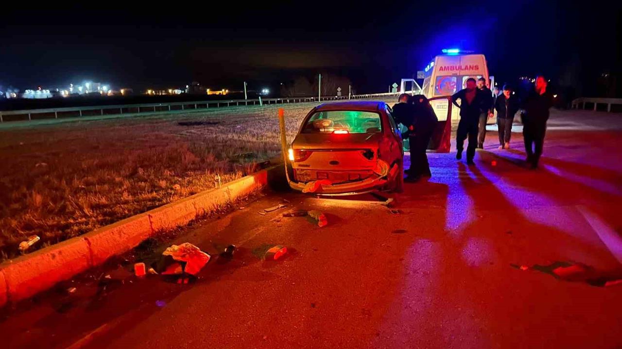 Çorum Alaca'da Kırmızı Işık İhlali Sonucu Otomobil ve Tır Çarpıştı