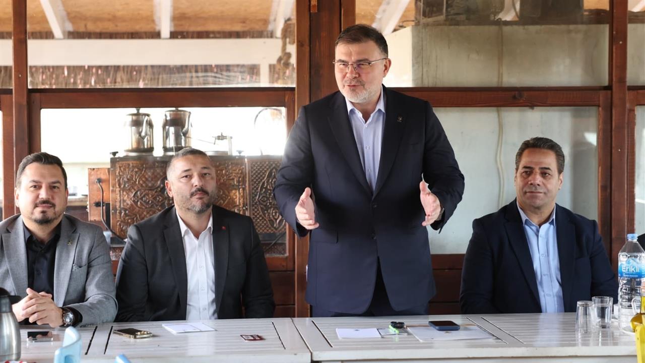 İzmir'de AK Parti ve CHP Arasındaki Anlaşmazlık Gözler Önüne Seriliyor