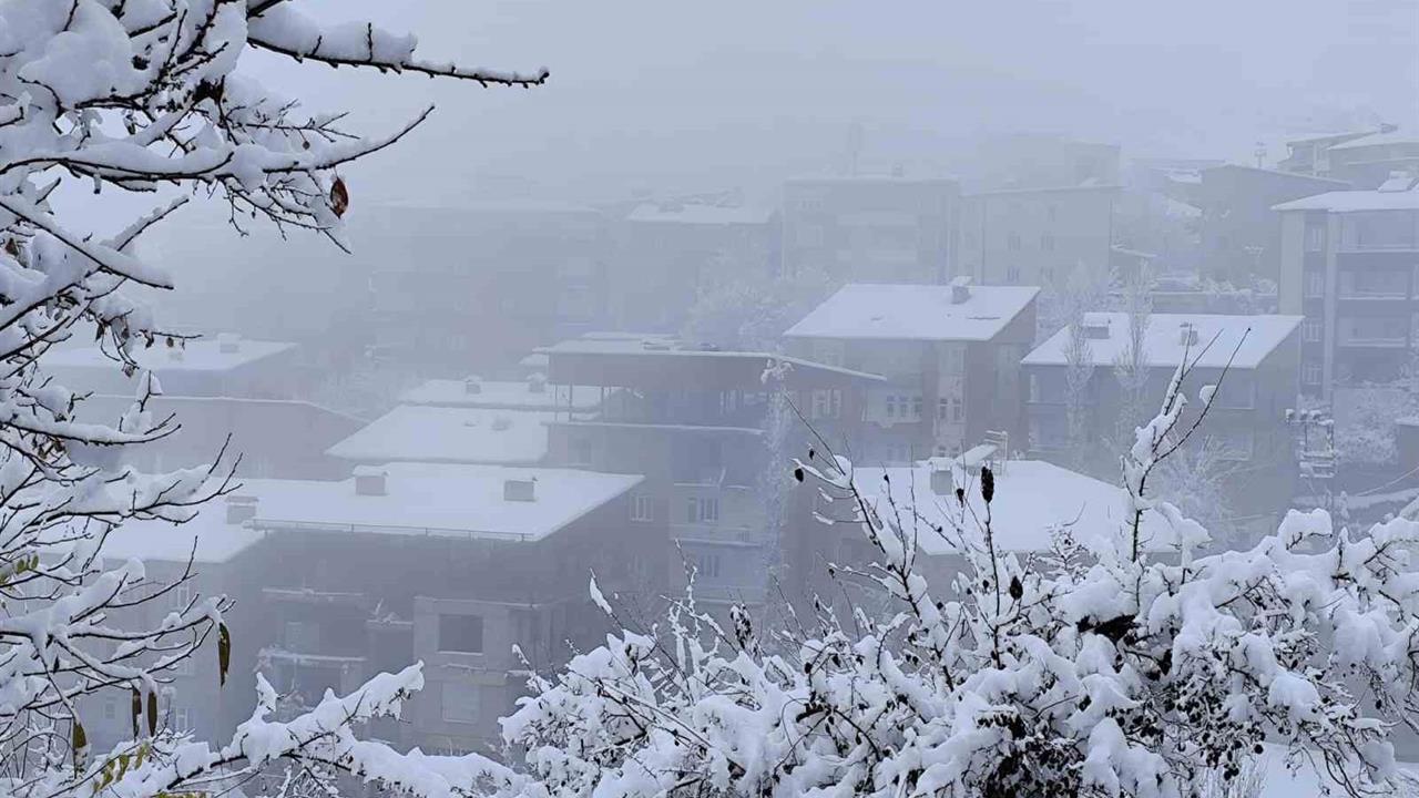 Hakkari'de Akşam Saatlerinde Etkili Olan Kar Yağışı Yerini Sise Bıraktı