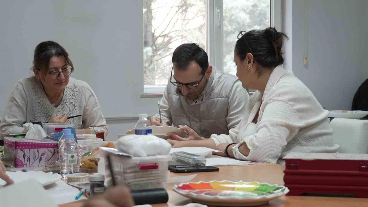 Düzce Merkez'de Kadınlar İçin Düzenlenen Çini Kursuna Yoğun İlgi Var
