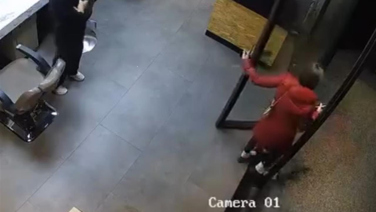 Esenyurt'ta Kuaförde İşlem Yaptıran Kadın, Ödeme Yapmadan Kaçtı