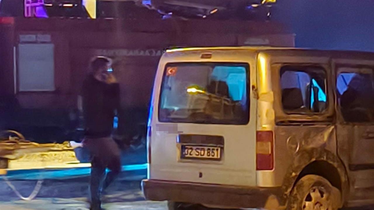 Isparta Şarkikaraağaç'ta Kontrolden Çıkan Araç Devrildi, İki Kişi Yaralandı