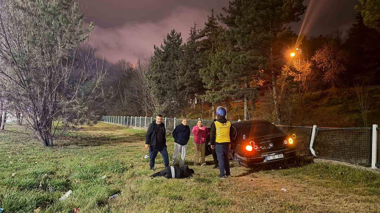 Eskişehir'de Yoldan Çıkan Araç Su Kanalına Çarptı, Sürücü Yaralandı
