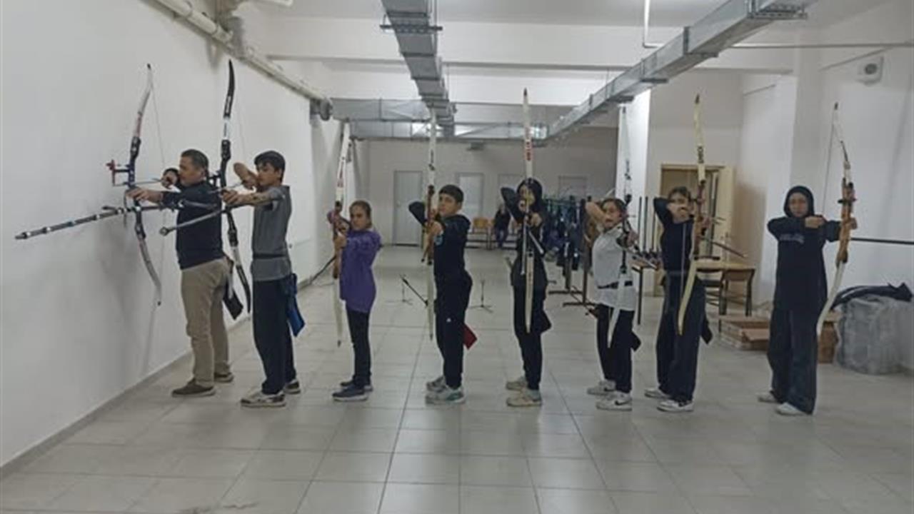 Bilecik'te Gençlik ve Spor Bakanlığı Okçuluk Eğitimleri Yoğun Bir Şekilde Sürüyor