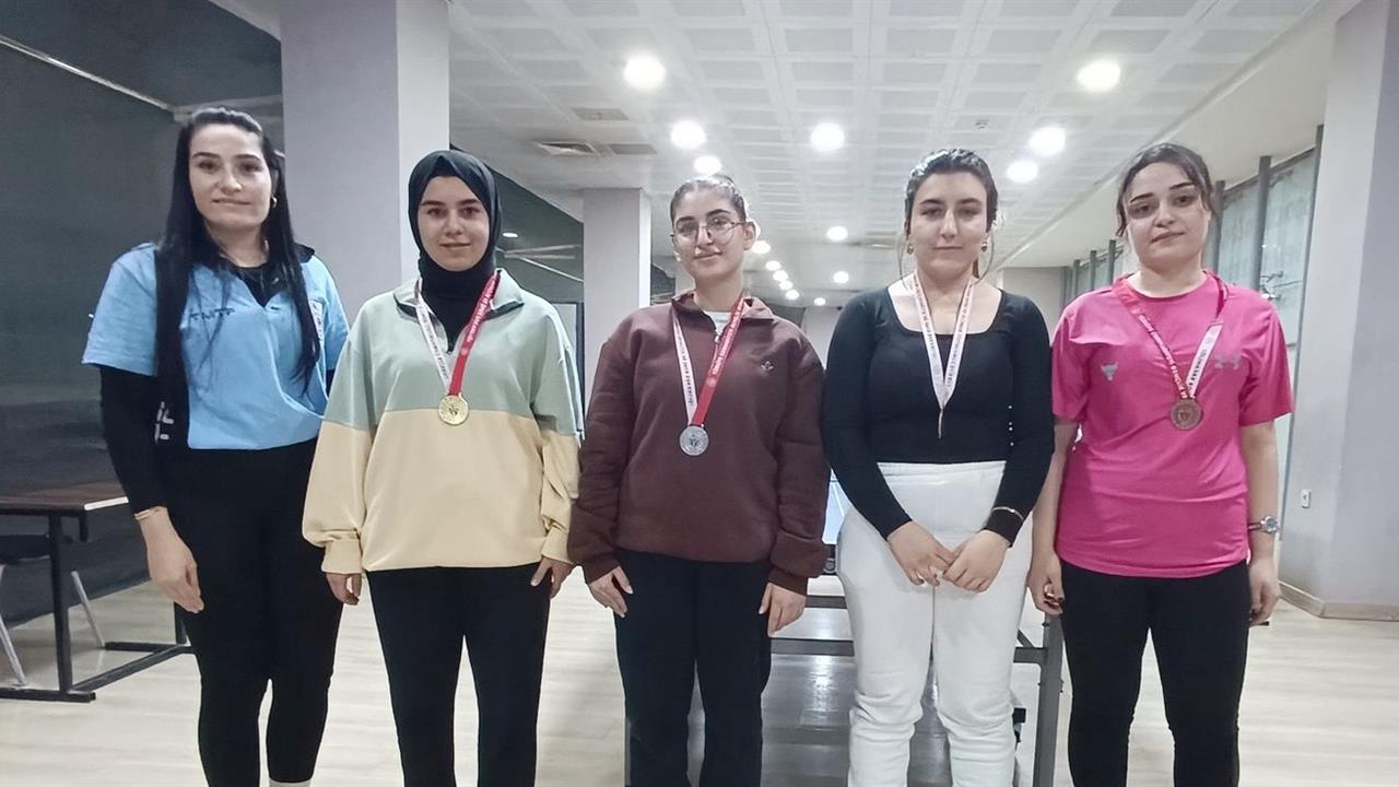 Hakkari'de Düzenlenen Yurtlig Masa Tenisi İl Birinciliği Yarışmasında Ödüller Sahiplerini Buldu