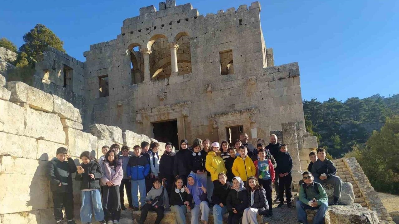 Mut Alahan Manastırı Yerli ve Yabancı Turistlerin İlgi Odağı Oldu