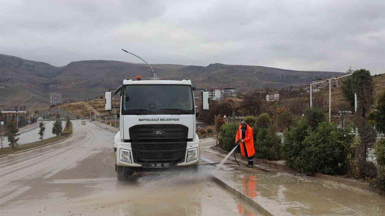 Malatya Battalgazi'de Pınarbaşı Göleti Çevresinde Detaylı Temizlik Yapıldı.